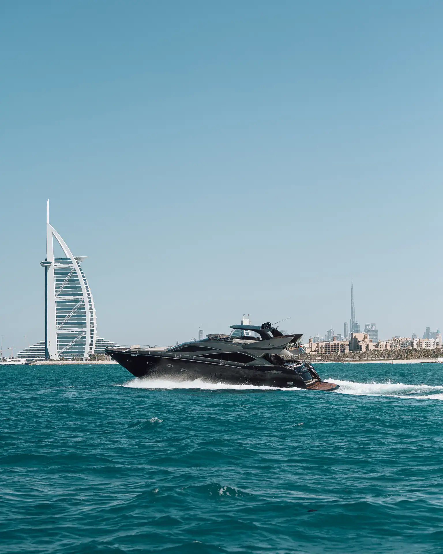 Yacht privé devant le Burj Al Arab — Dubai
